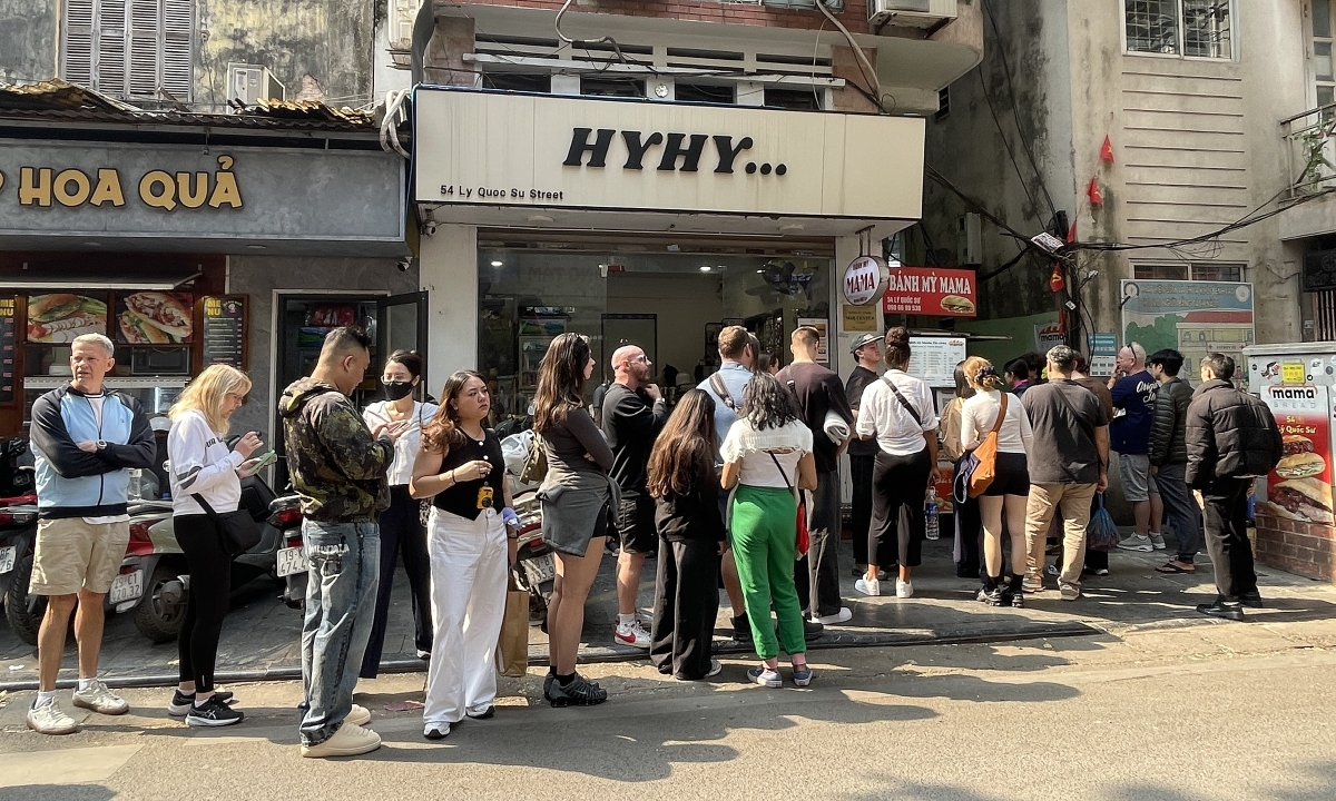 Những hàng bánh mì khách xếp hàng dài ở Hà Nội