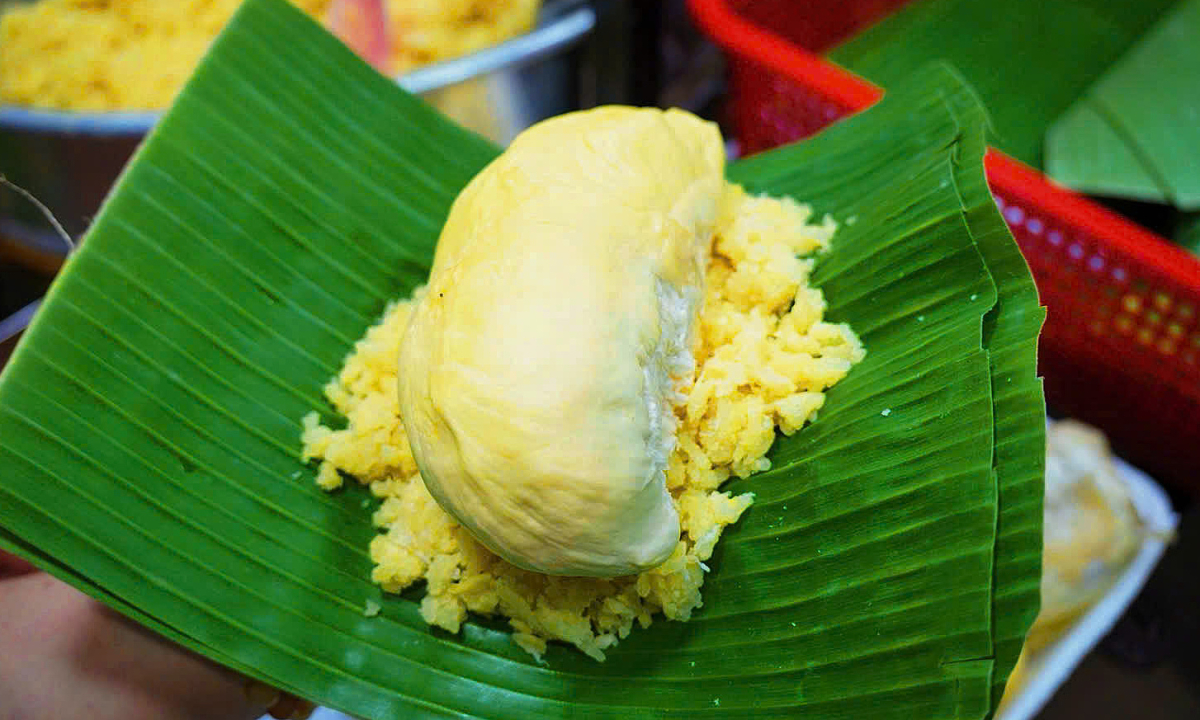 Khách xếp hàng bốc số mua xôi sầu riêng ở TP HCM