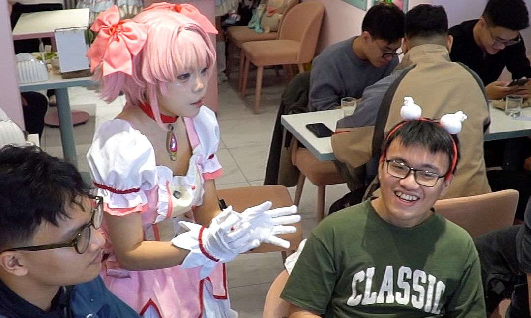 Nhập vai ‘công chúa, cậu chủ’ trong quán cà phê hầu gái