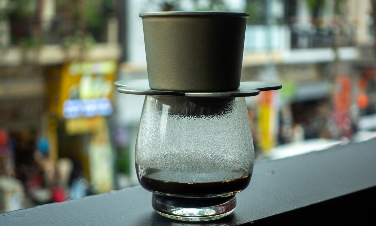 Tranh cãi chiếc phin cà phê giá gần 27 triệu đồng