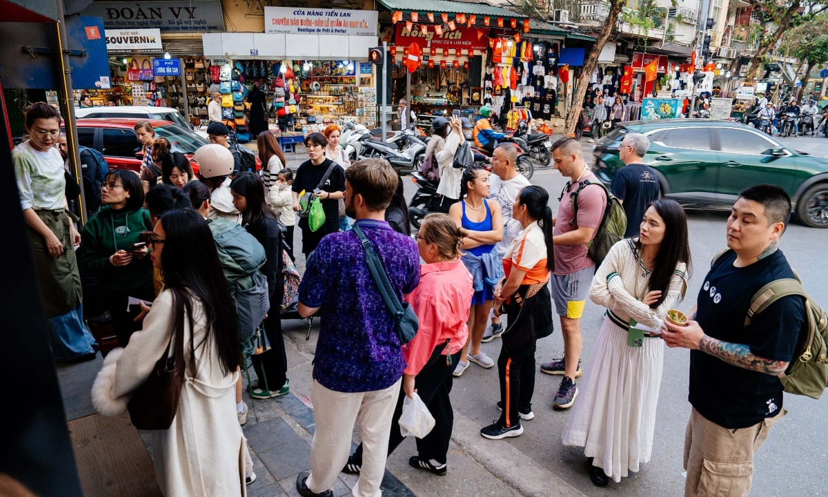 Xếp hàng mua matcha tại Hà Nội