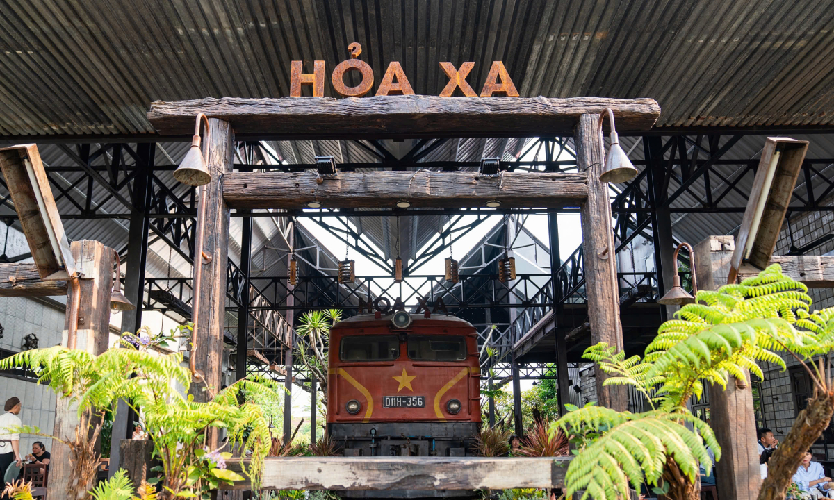 Quán cà phê cho khách ngắm tàu hỏa chạy qua ở ga Huế