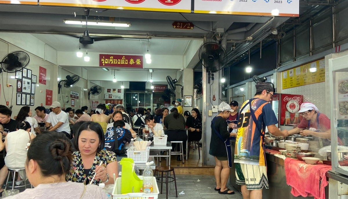 Quán mì Michelin bình dân khiến khách xếp hàng ở Bangkok